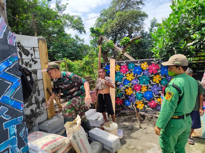 Hadir Ditengah Masyarakat, Babinsa Laweyan Motori Perbaikan MCK di Wilayah Binaan