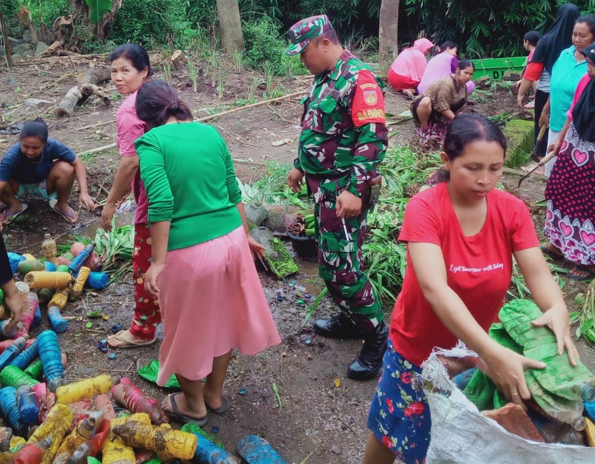 Babinsa Motivasi Ibu PKK Mudal Tentang Kebersihan Lingkungan