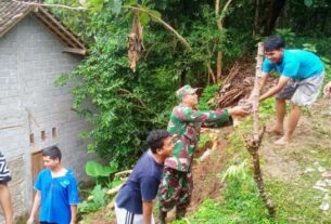 Babinsa Sambi Gotong-Royong Perbaiki Talud Akibat Bencana Longsor