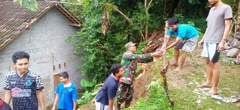 Babinsa Sambi Gotong-Royong Perbaiki Talud Akibat Bencana Longsor