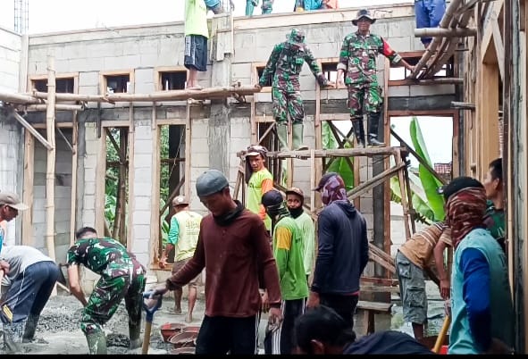 Babinsa Temayang Bojonegoro Laksanakan Karya Bakti Pembangunan Musholla Desa Pandantoyo