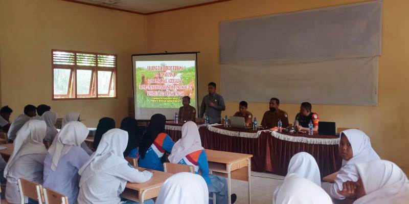 Babinsa Woyla Dampingi Disbunnak Aceh Barat Sosialisasi di SMKN 1 Woyla