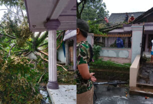 Babinsa dan Warga Evakuasi Pohon Tumbang yang Menimpa Rumah Warga