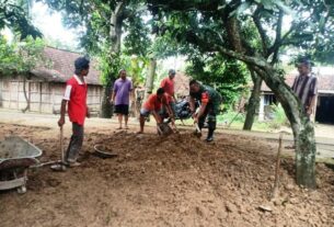 Babinsa dan Warga Gotong Royong Meratakan Timbunan