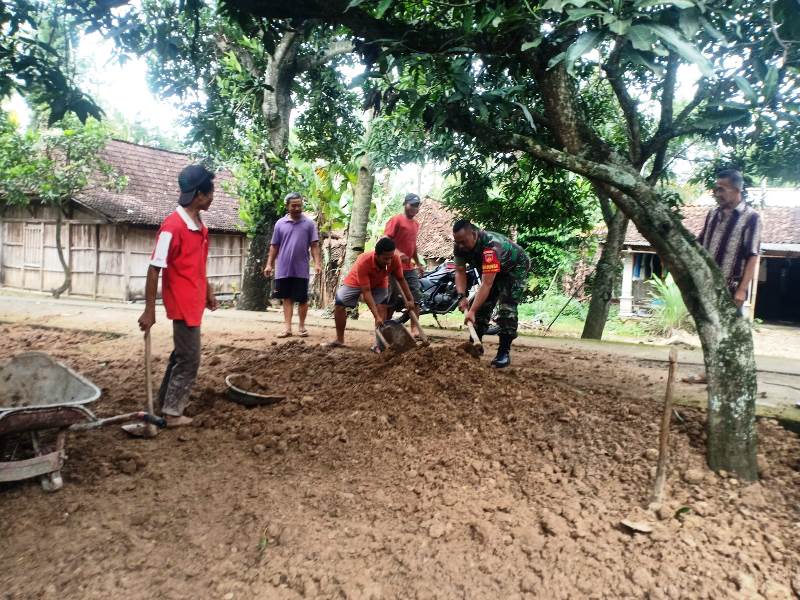 Babinsa dan Warga Gotong Royong Meratakan Timbunan
