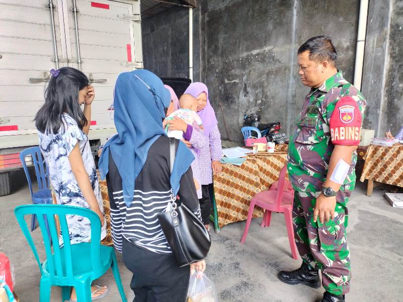 Babinsa Kemlayan Dampingi Puskesmas & PKK Bantu Posyandu