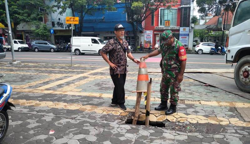 Bahas Cegah Banjir, Babinsa Kemlayan Komsos dengan Kasi Lingkungan Hidup