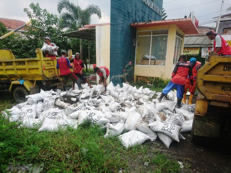 Bantu Pemulihan Banjir Semarang, PLN Kirim Ribuan Sak FABA Untuk Perbaikan Tanggul