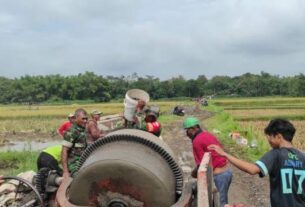 Berbaur Dengan Warga, Babinsa Koramil Simo Kejar Target TMMD sengkuyung Tahap I TA 2023