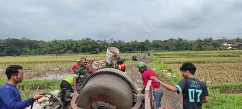 Berbaur Dengan Warga, Babinsa Koramil Simo Kejar Target TMMD sengkuyung Tahap I TA 2023