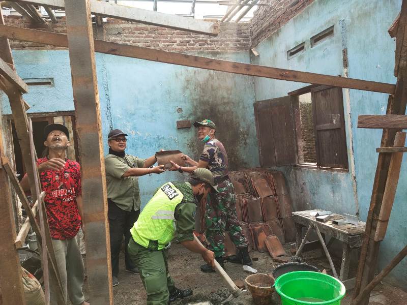 Bersama Linmas, Babinsa Kelurahan Ketelan Bantu Perbaiki Rumah Warga