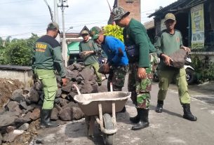 Bersama Warga, Koramil 02/ Banjarsari Laksanakan Pra Karya Bakti Daerah Tahap II