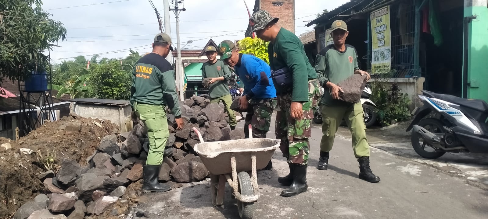 Bersama Warga, Koramil 02/ Banjarsari Laksanakan Pra Karya Bakti Daerah Tahap II