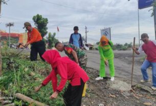Bersinergi, Babinsa Bersama Lurah dan Warga Rajabasa Gotong-Royong Laksanakan Jum'at Bersih