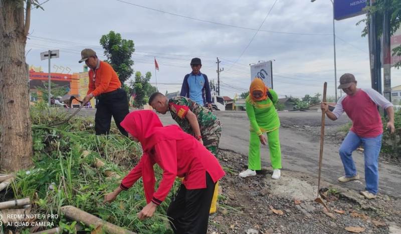 Bersinergi, Babinsa Bersama Lurah dan Warga Rajabasa Gotong-Royong Laksanakan Jum'at Bersih