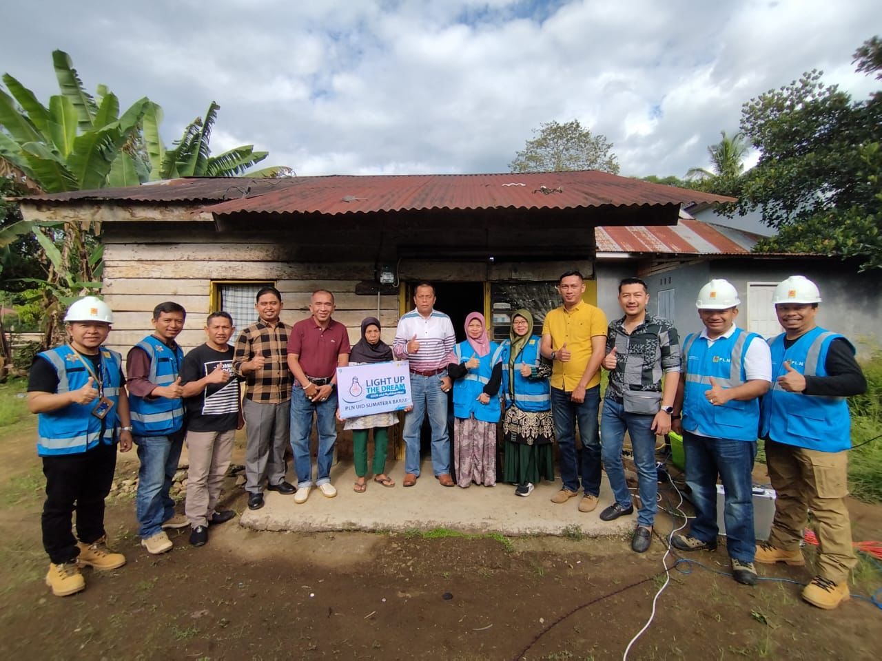 Bertambah Lagi, Program Light Up The Dream PLN di Sumbar Bantu Nyalakan Sambungan Listrik 50 Rumah