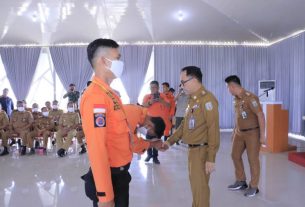 Bupati Way Kanan Terima Penyematan Lencana Wing Dari Basarnas Lampung
