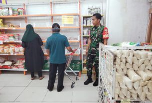 Cek Kenaikan Harga Sembako, Babinsa Sriwedari Turun ke Pasar Dan Swalayan