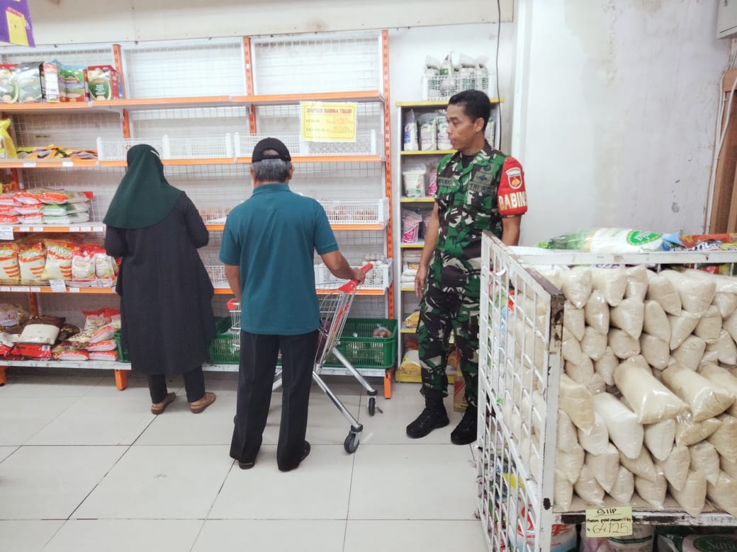 Cek Kenaikan Harga Sembako, Babinsa Sriwedari Turun ke Pasar Dan Swalayan