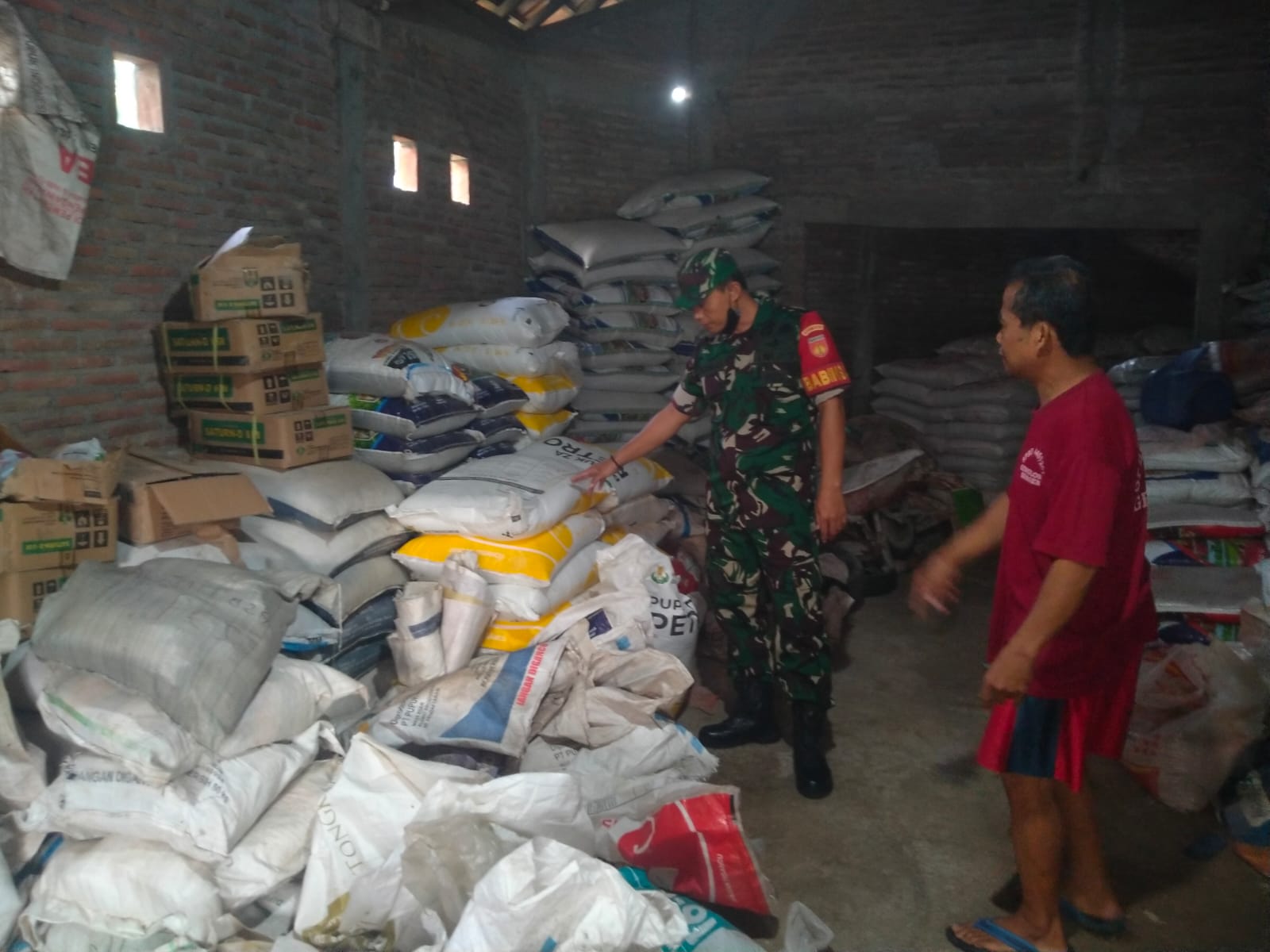 Cek Ketersediaan Pupuk Babinsa Mendatangi Penjual Pupuk Di Wilayah Binaan
