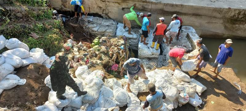 Danramil 09/Sawit Pimpin Kerja Bakti Perbaikan Tanggul Sungai