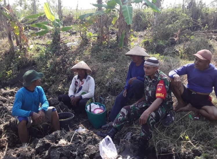 Dengan Komsos, Babinsa Motivasi Petani Binaan
