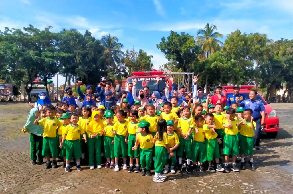 Dinas Damkar Lampung Selatan Berikan Edukasi kepada Anak-anak TK Masjid Agung Kalianda