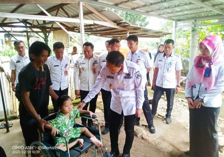 Ardian Saputra Berikan Bantuan kepada Warganya yang Membutuhkan