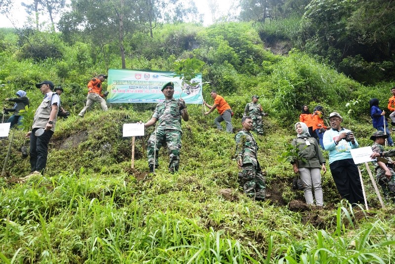 Jaga Kelestarian Alam, Kodim Boyolali Lakukan Reboisasi Lereng Gunung Merbabu