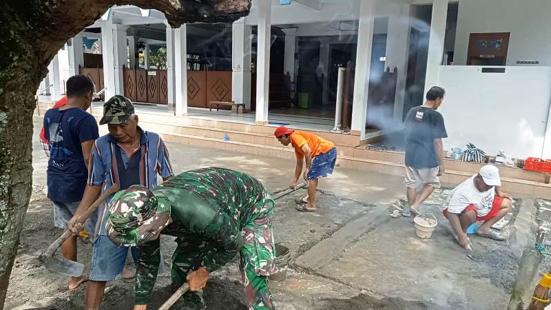 Jelang Ramadhan Babinsa Gotong-Royong Pengecoran Masjid