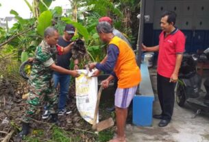 Jumat Bersih, Babinsa bersama Warga Bangun Kesadaran Menjaga Lingkungan