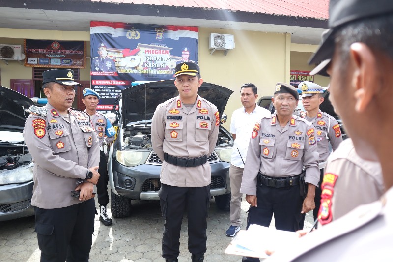 Kapolres Pesisir Barat Pimpin Apel Kendaraan Dinas