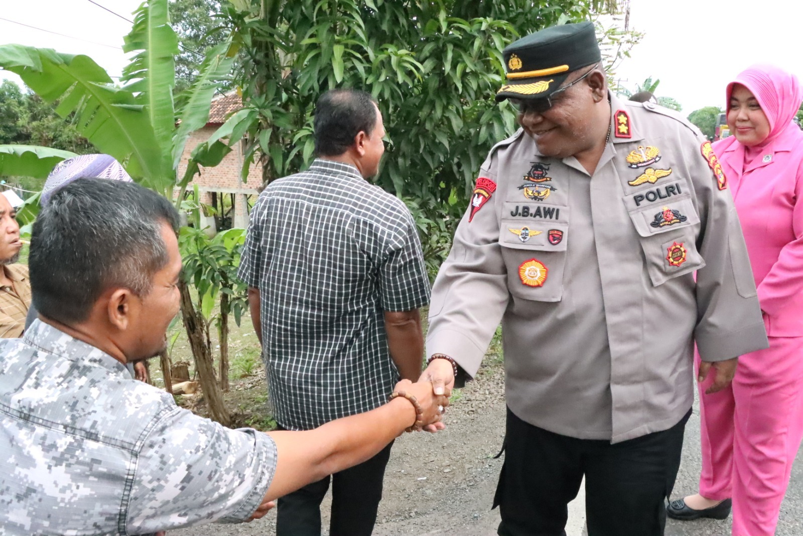 Kapolres Tulang Bawang Bagikan Kursi Roda Gratis di Lima Lokasi