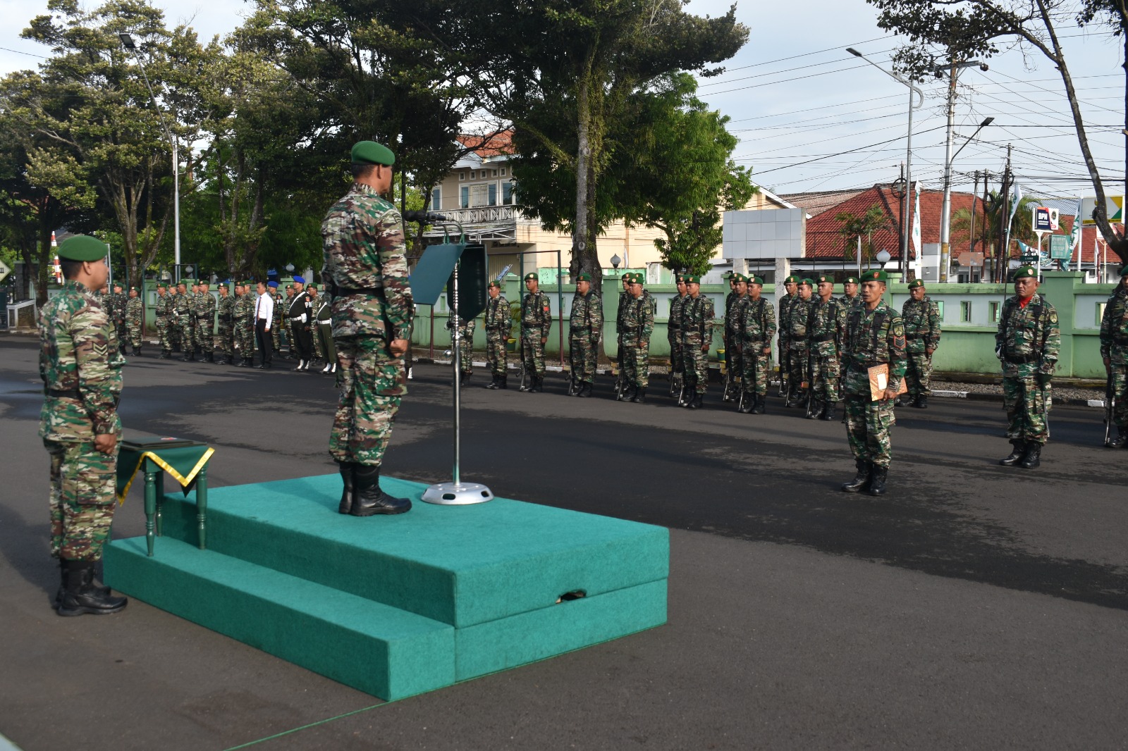 Kasdim Cilacap Menyerahkan Penghargaan Dari KASAD Kepada Anggota Yang Telah Melaksanakan Tugas Apter