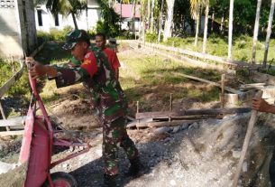 Kebersamaan Babinsa Posramil 05/Pante Ceureumen Dengan Masyarakat Pada Saat Pembuatan Pondasi Rumah Warga