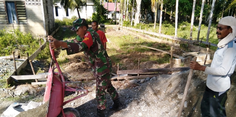 Kebersamaan Babinsa Posramil 05/Pante Ceureumen Dengan Masyarakat Pada Saat Pembuatan Pondasi Rumah Warga