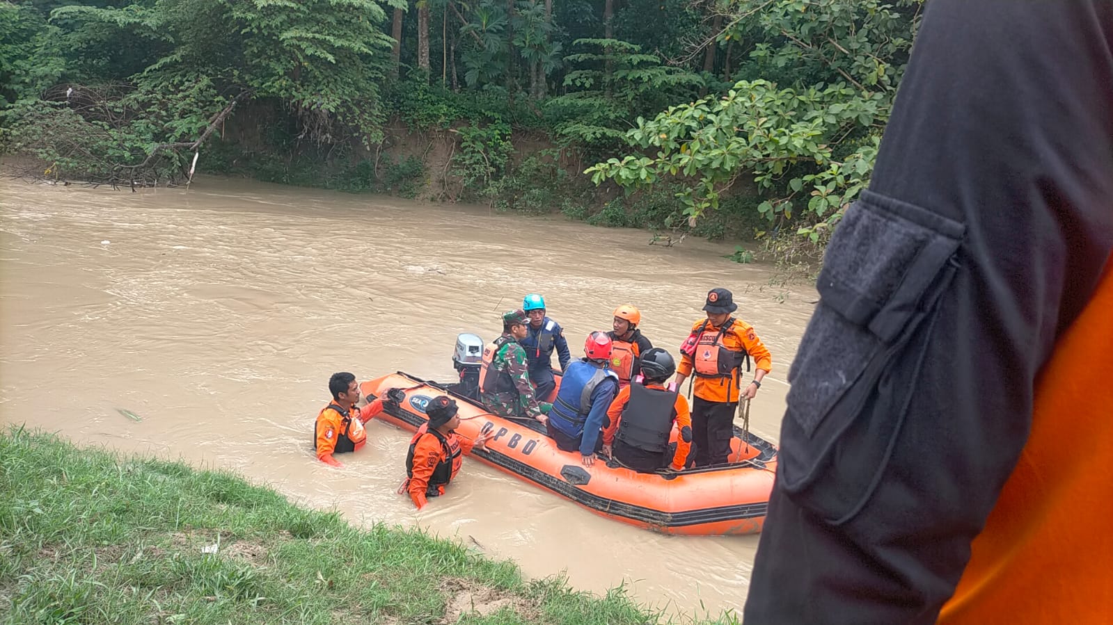 Koramil Kapas Bojonegoro bersama Polsek, BPBD dan Relawan Lakukan Pencarian Korban Tenggelam