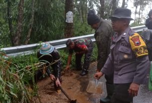 Koramil dan Polsek Selo Bersinergi, bersihkan Materil Longsor di Jalur SSB