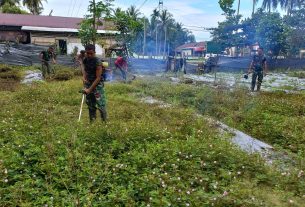 Manfaatkan waktu luang, Anggota Koramil 08/Arongan Lambalek Membersihkan lahan kosong di belakang Makoramil.