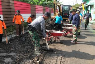 Melalui Karya Bhakti Daerah, Koramil 04/Jebres Tanamkan Semangat Gotong Royong Di Masyarakat