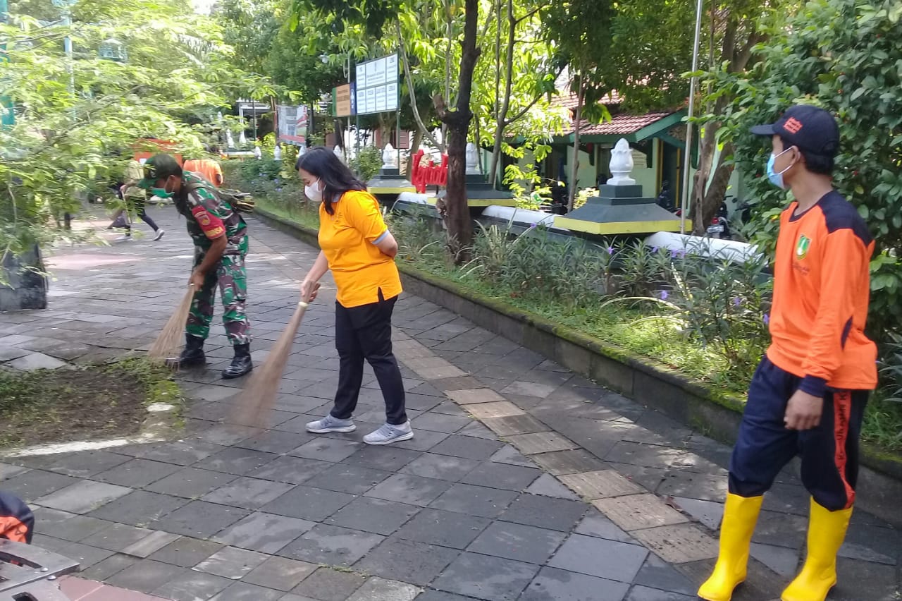 Melalui Kerja Bakti, Babinsa Kelurahan Keprabon Wujudkan Kemanunggalan TNI Dengan Rakyat