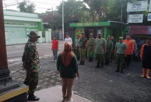 Minggu Bersih, Babinsa Tegalharjo Bersama Warga Laksanakan Kerja Bhakti