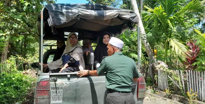 Mobil Dinas TNI Mondar Mandir Antar Jemput Lansia Jamaah Majelis Ta'lim