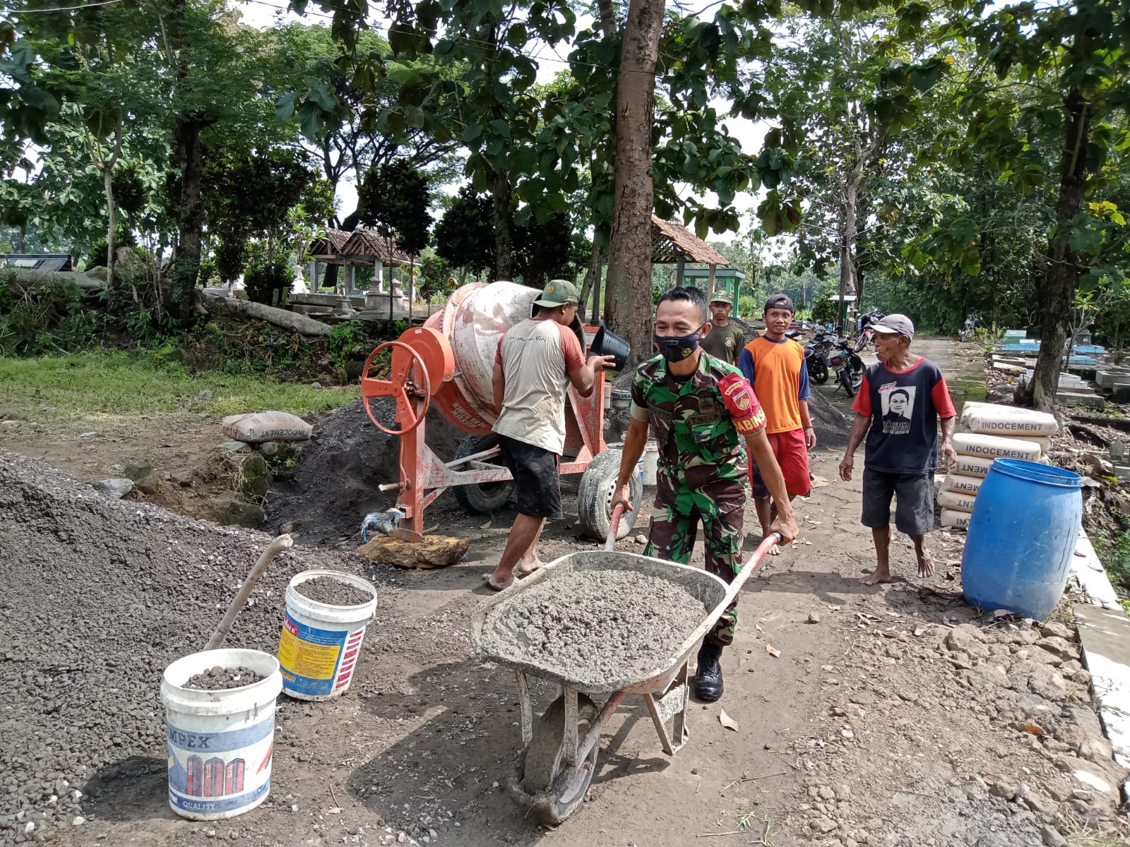 Mudahkan Aktivitas Masyarakat, Babinsa Gotong Royong Cor Jalan