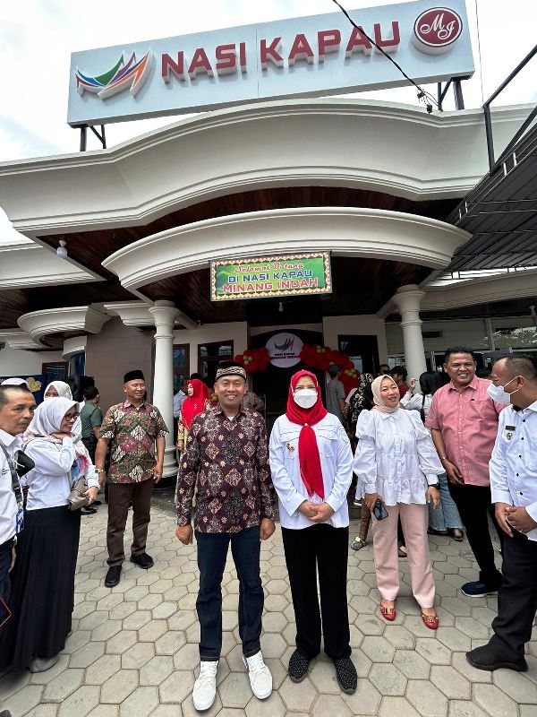 Join "Metal" Mukhlis Basri Bareng Junaedi Buka RM Nasi Kapau Minang Indah Korpri