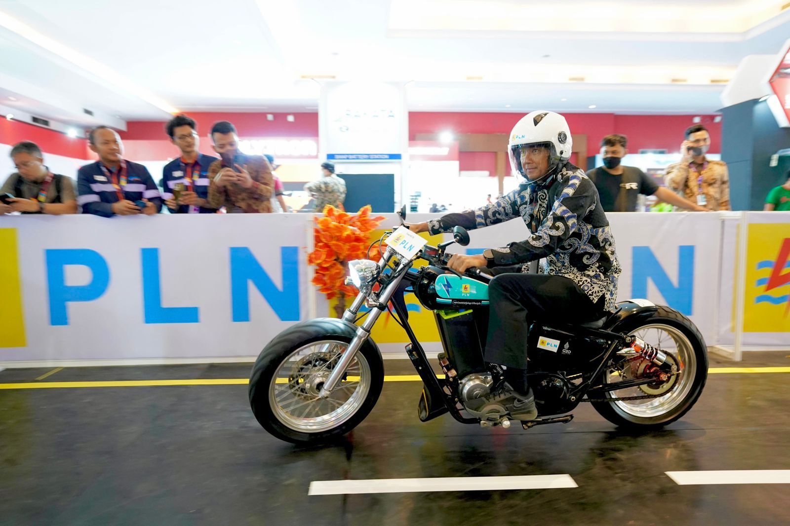 PLN Kenalkan Motor Konversi di IIMS 2023, Apa Sih Keunggulan Kendaraan Listrik? Yuk Simak!