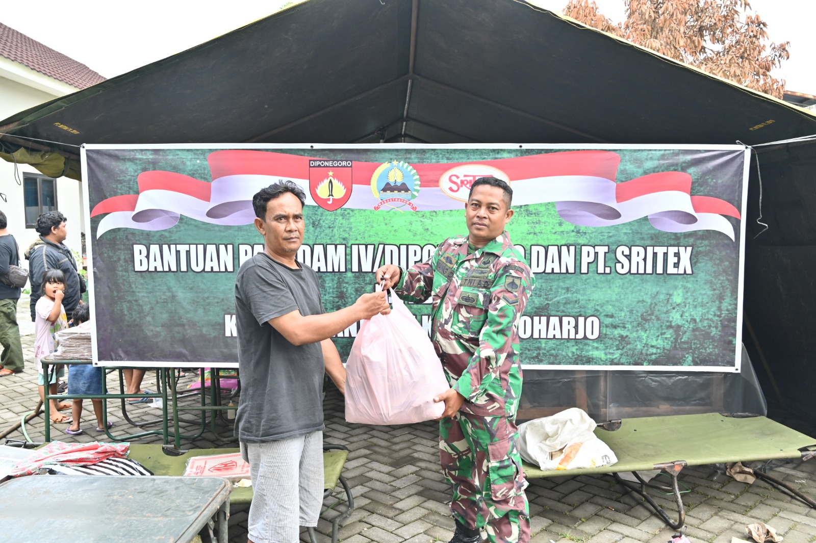 Pangdam IV/Diponegoro Bantu Warga Terdampak Banjir Di Sukoharjo