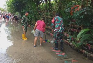 Pasca Banjir, Babinsa Pucangsawit Bantu Bersihkan Jalan Dan Rumah Warga