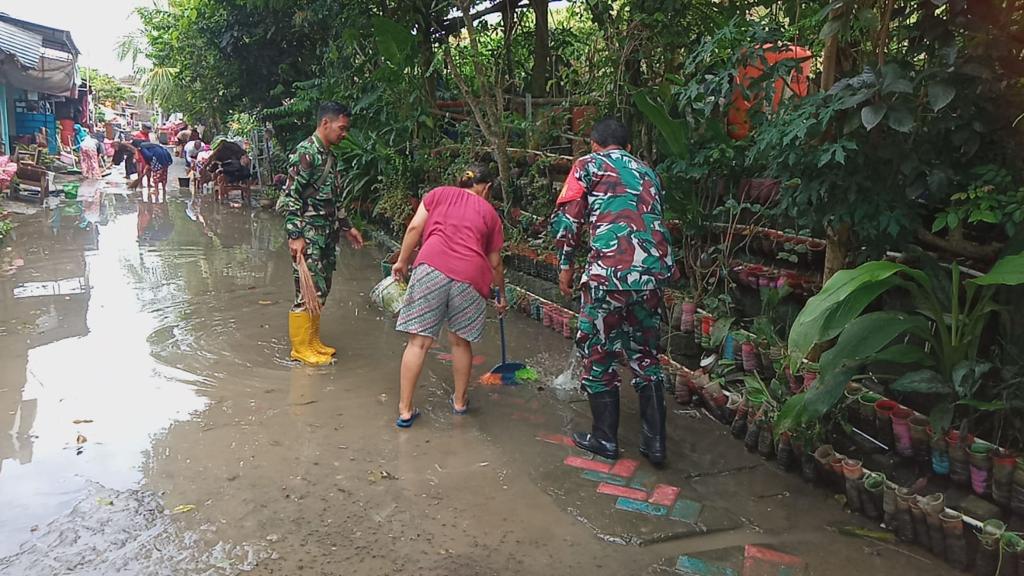 Pasca Banjir, Babinsa Pucangsawit Bantu Bersihkan Jalan Dan Rumah Warga