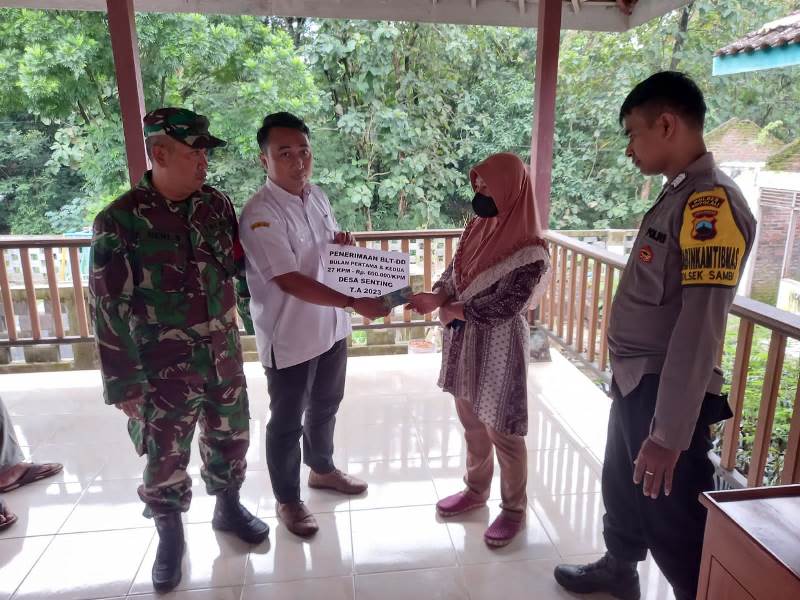 Pastikan Aman, Babinsa Terjun Langsung Dampingi Pembagian BLT-DD